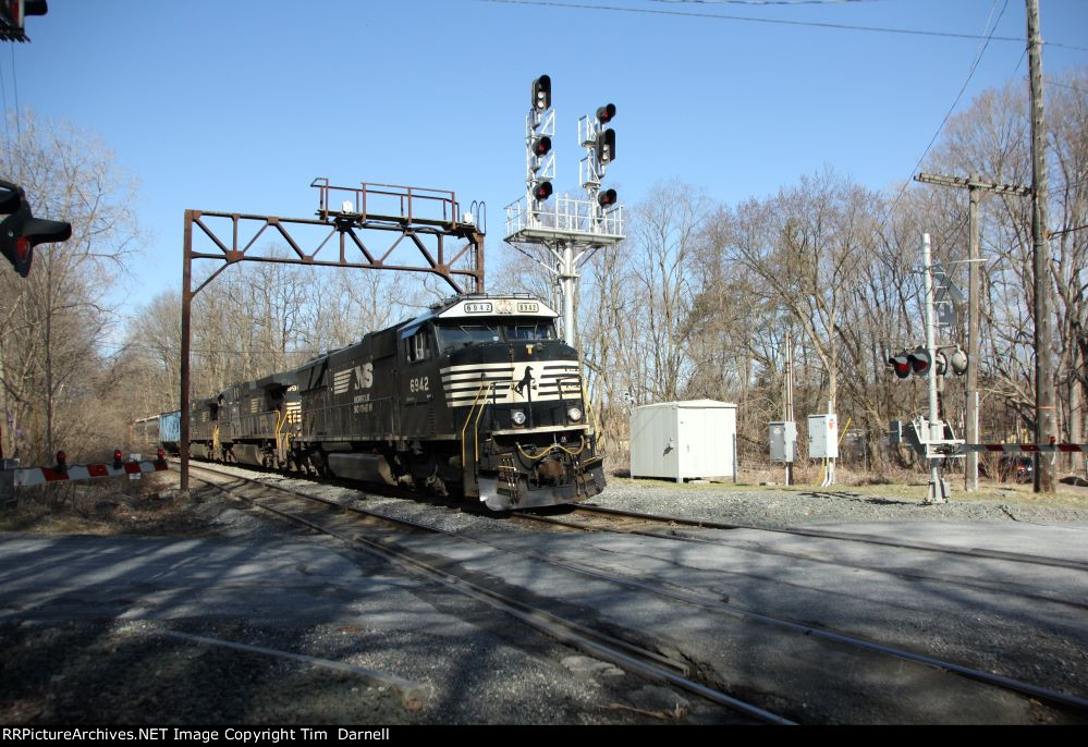 NS 6942 arrives on 16R